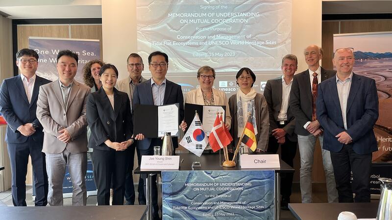 Representatives of KOEM, Ecohorizon, CWSS, and the Wadden Sea Board presenting the signed MoU update. KOEM.